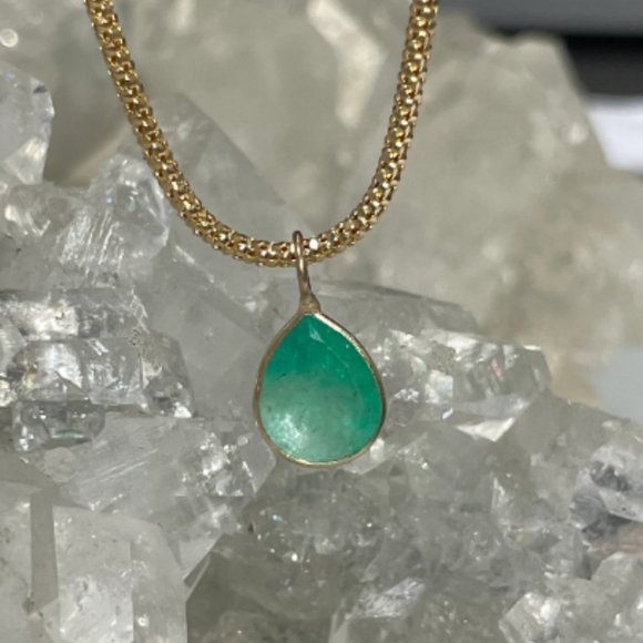2CT Natural Neon Green Colombian Emerald in 14K Yellow Gold Pendant OOAK 16x8mm - Picture 1 of 9